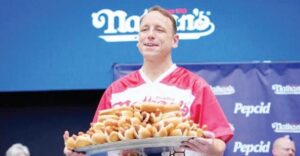 Joey Chestnut Rebut Gelar ke-18 Setelah Lahap 66 Hot Dog dalam 10 Menit