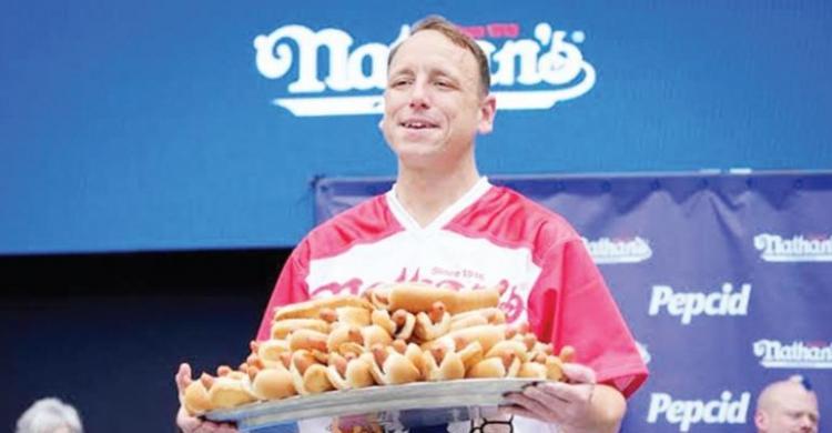 66 hot dog - ilustrasi berita Joey Chestnut Rebut Gelar ke-18 Setelah Lahap 66 Hot Dog dalam 10 Menit