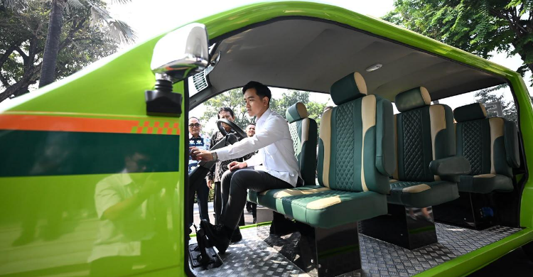 mobil listrik molisa - ilustrasi berita Gibran Puji Mobil Listrik MOLISA dan Coba Prototipe Buatan Mahasiswa Unissula