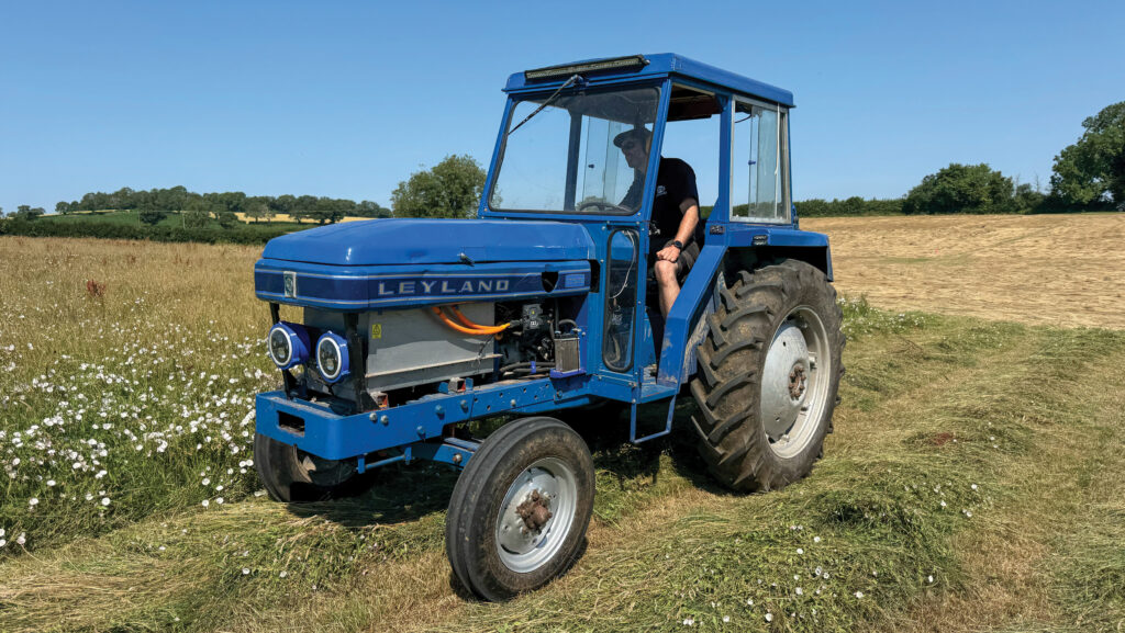 leyland 255 listrik - ilustrasi berita Leyland 255 Listrik: Traktor Dirombak dengan Komponen Mobil Listrik Bekas