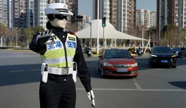 robot humanoid trafik - ilustrasi berita Robot Humanoid Trafik Dikerahkan di Wuhu untuk Bantu Pengurusan Jalan Raya